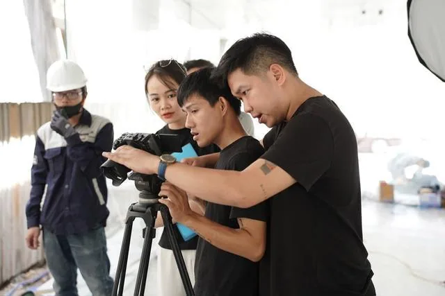 Ekip Diary Media căn khung hình tại hiện trường sản xuất