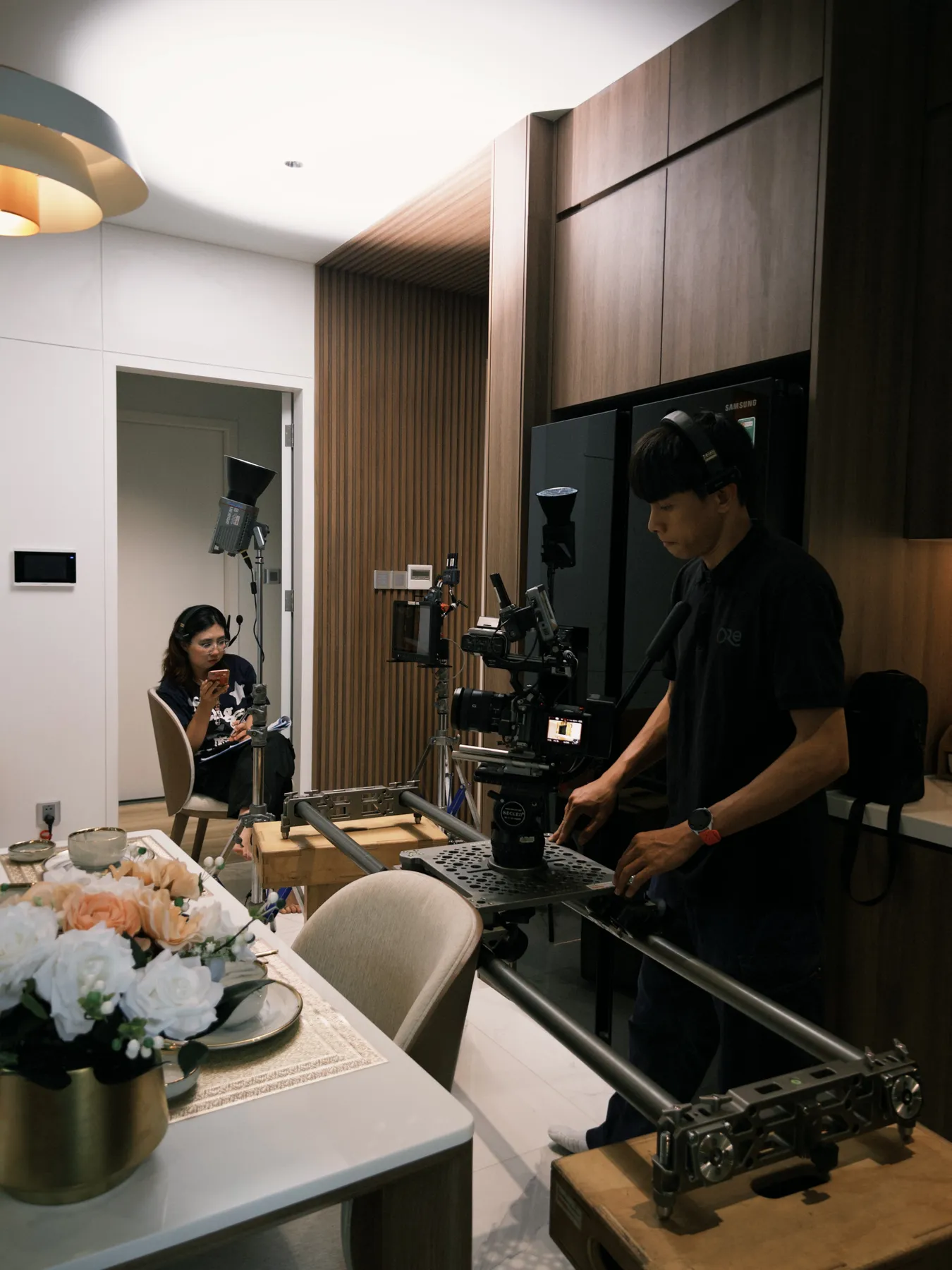 Quay phim đẩy máy trên ray trượt trong căn hộ mẫu