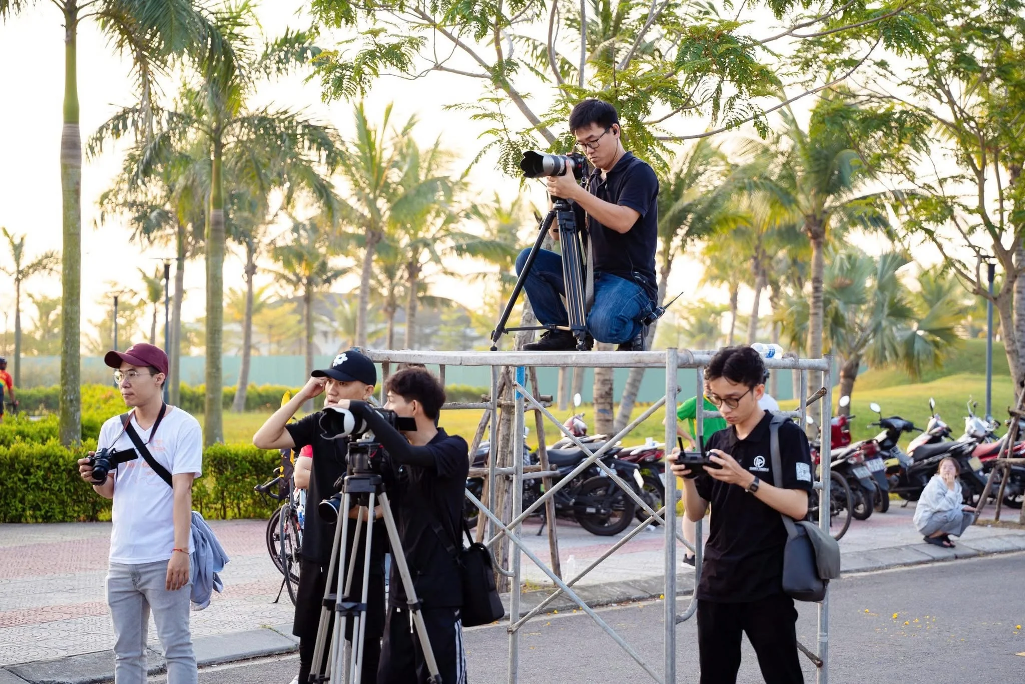 Ekip Diary Media ghi hình ngoài trời tại Đà Nẵng